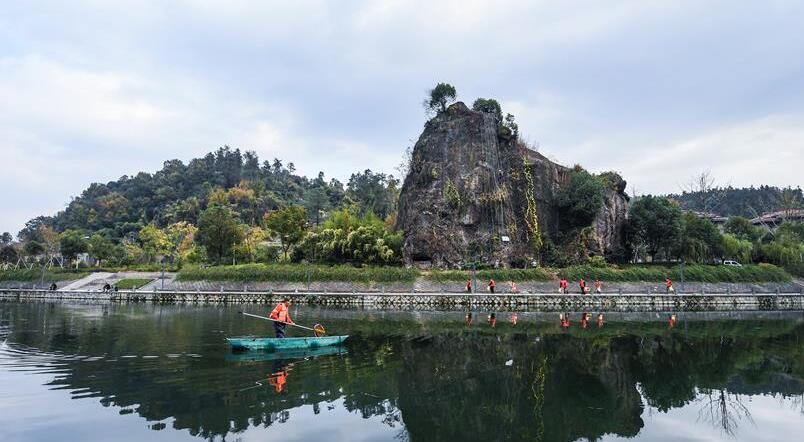 杭州临安：守护美丽河道 共建绿色家园