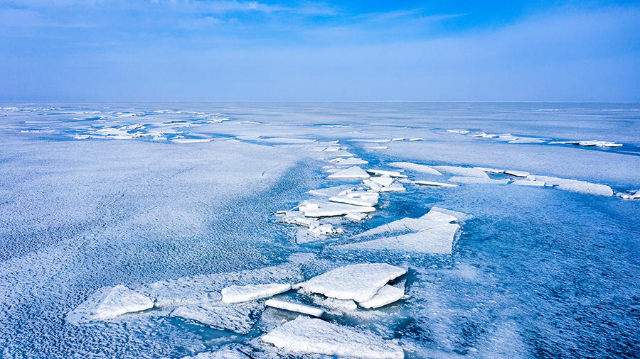 新疆博斯腾湖现“推冰”奇观