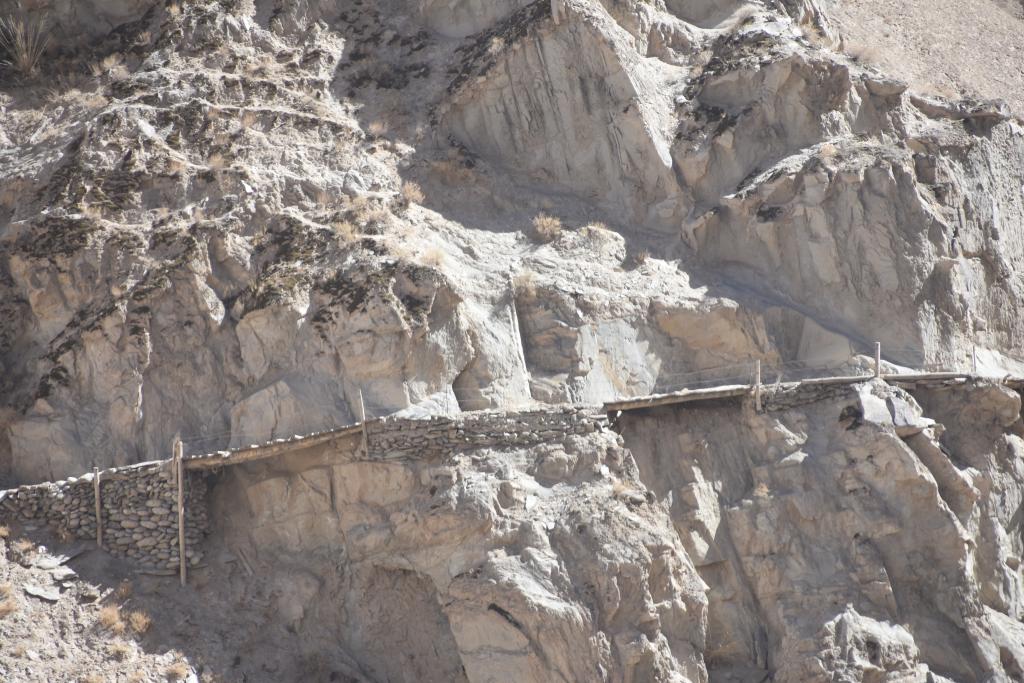 昆仑绝域与世外桃源间，隔着一条路的距离