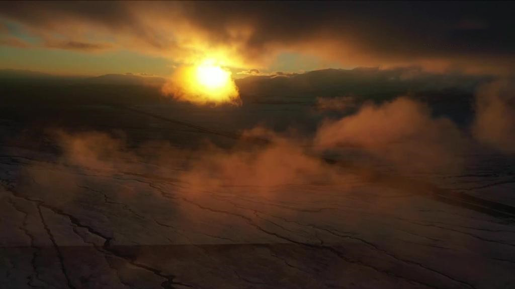 新疆巴音布鲁克：雪后草原云奔雾涌 色彩碰撞如油画