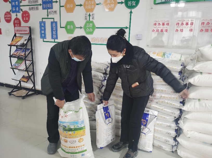 泽普县为困难群众发放生活物资及补贴