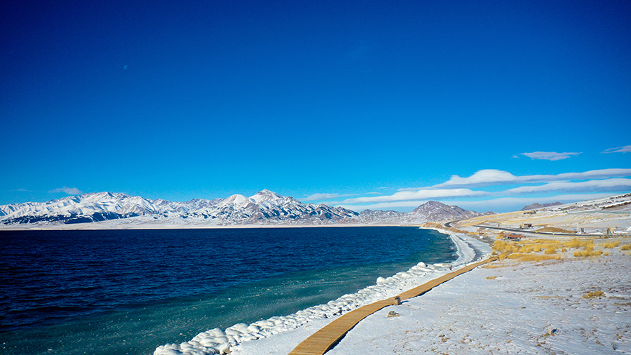 新疆博州：冬日赛里木 深邃之蓝