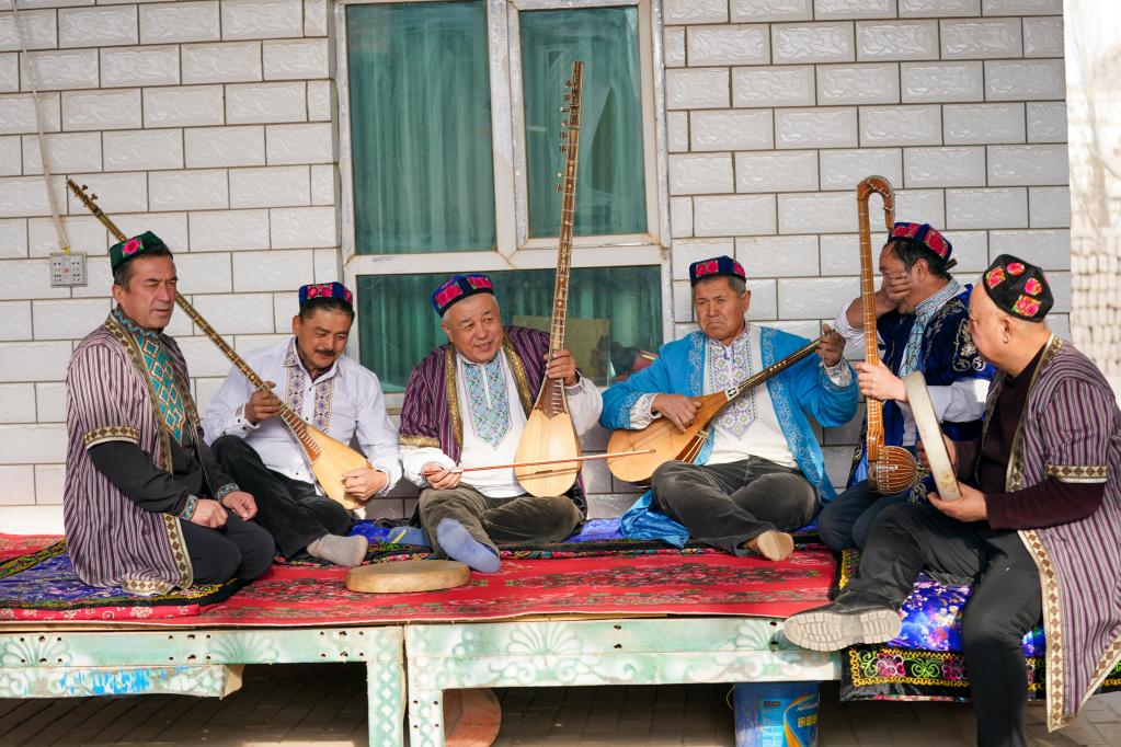 新疆乡村艺人的“冬忙”季