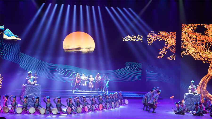 《万方乐奏·融梦和田》大型歌舞专场在乌鲁木齐激情上演