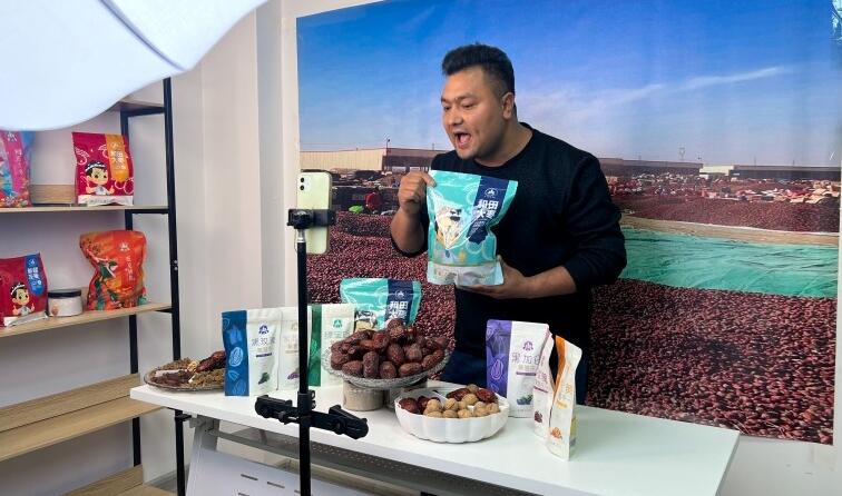 墨玉打造&ldquo;电商+&rdquo;新模式 让直播成为&ldquo;新农活&rdquo;