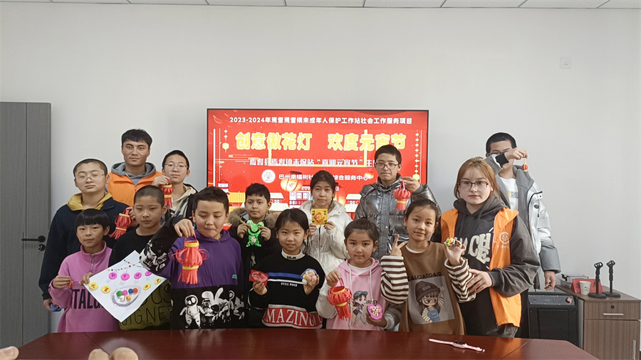 新疆焉耆：创意做花灯 欢乐迎元宵