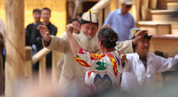 品此间烟火 新疆尉犁县罗布人民俗烧烤节开幕