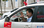 &ldquo;私车公用大叔&rdquo;网络走红 免费接送上万人