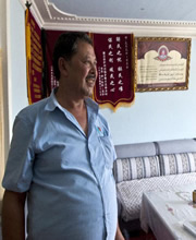 新疆和田&ldquo;私车公用大叔&rdquo;：搭上成本数万元，免费接送上万人