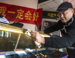 &ldquo;自救小伙&rdquo;卖鸭脖撑起生命希望