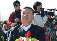 自治区政协副主席刘志勇观看开幕式演出