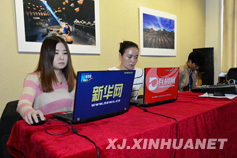 新华网新疆频道兵团网的工作人员正在进行直播前的准备