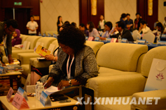 嘉宾正在进行会前准备