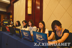 工作人员正在进行直播前的准备工作