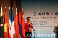 新疆妇联党组书记、副主席侯汉敏主持论坛开幕式