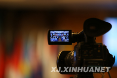 工作人员正在进行现场直播