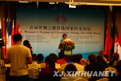 亚美尼亚国民会议副主席、亚共和党妇女委员会主席埃尔米奈•纳戈达良致辞