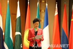 新疆妇联党组书记、副主席侯汉敏主持论坛开幕式