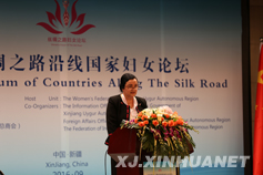 塔吉克斯坦妇女家庭委员会主席伊迪古尔•卡希姆佐达发表演讲