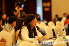 与会嘉宾在认真聆听演讲