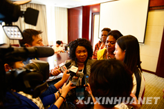 演讲嘉宾现场接受采访