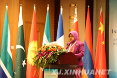 孟加拉国妇女与儿童事务部秘书处秘书长纳斯玛•贝格姆发表演讲