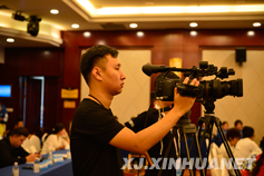 工作人员正在进行现场直播