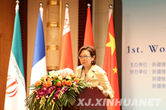 吉尔吉斯斯坦政府办公厅顾问阿伊努拉•奥鲁兹巴耶娃发表演讲