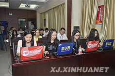 工作人员正在进行图文直播