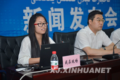 新华社工作人员对手机客户端界面和功能进行现场讲解演