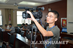 工作人员正在进行视频直播