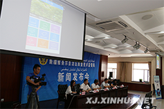 工作人员正在进行客户端的演示