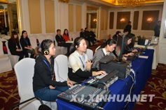 工作人员正在进行现场直播