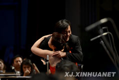 著名钢琴演奏家陈萨和指挥家范焘相互祝贺