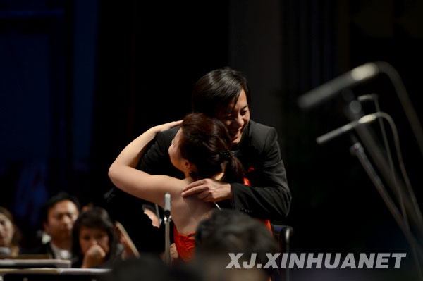 著名钢琴演奏家陈萨和指挥家范焘相互祝贺图片