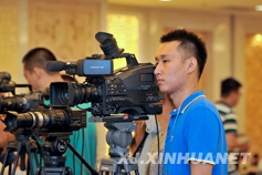工作人员正在对第四届中国—亚欧博览会新闻发布会进行视频直播