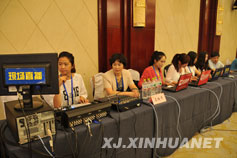 新华网新疆频道、兵团网工作人员做直播准备
