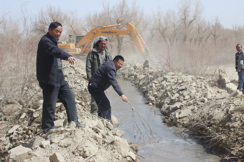 新疆巴州住村干部修渠引水解牧民之忧