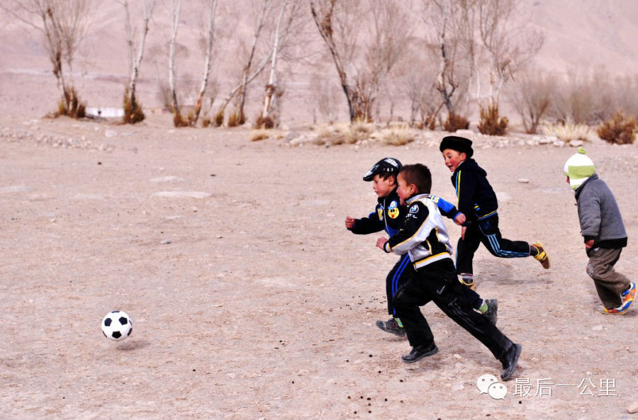 塔吉克孩子的足球梦