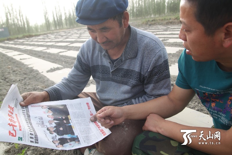 博湖县住村干部田间地头宣传习近平新疆考察讲
