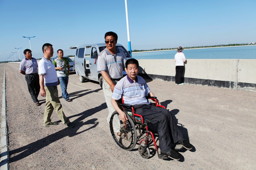 第五师双河市访惠聚工作组助残疾人士圆梦