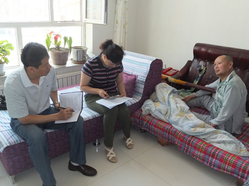 三民干部为残疾退休老职工送明白