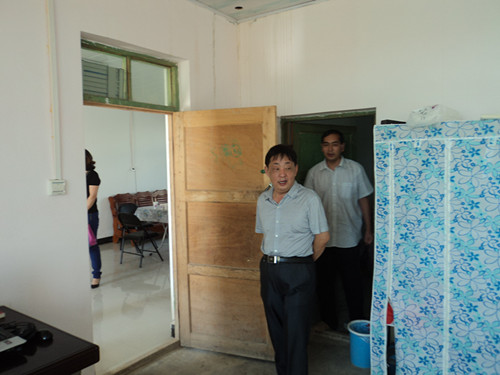 五师双河市总经济师董浪潮节前慰问访惠聚活