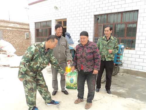 五师双河市住地方工作组开展双节慰问活动