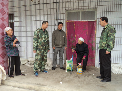 五师双河市住地方工作组开展双节慰问活动