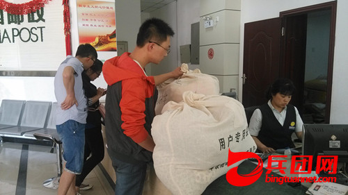 天能化工五星级班组为甘肃会宁地区捐赠爱心衣