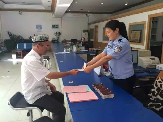 办护照最快一个多小时 喀什市率先改革护照签