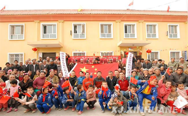 我与国旗合个影,我为大庆送祝福