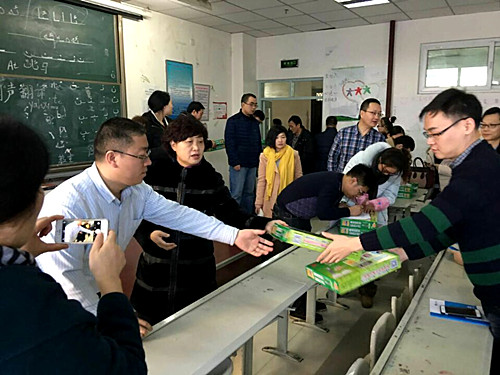 口袋里的维汉双语老师走进访惠聚工作组干