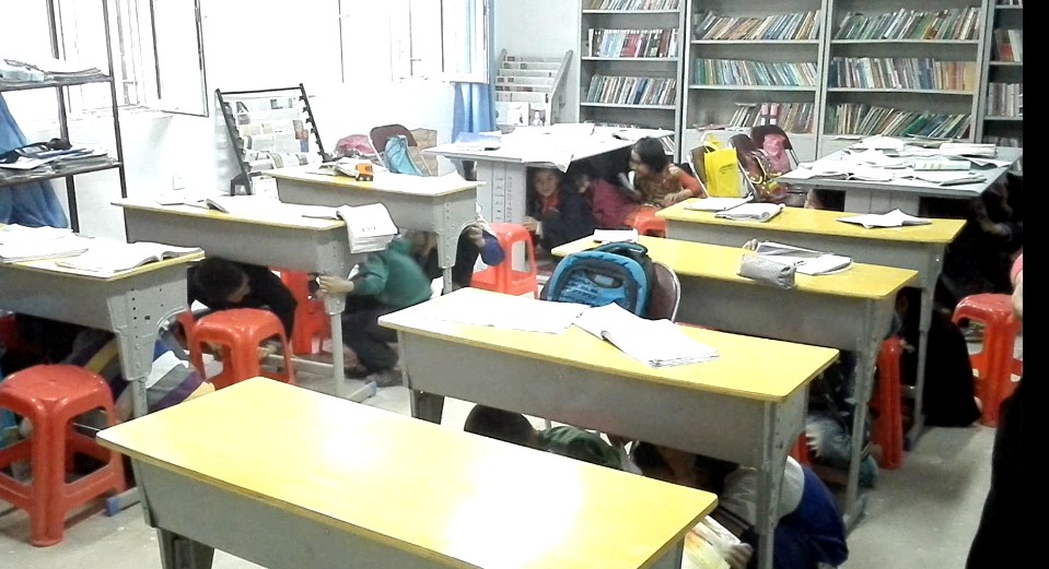 一堂地震逃生演练课
